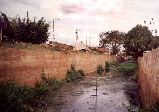 Devido à ausência de tratamento, o esgoto gerado pela população de Itaperuna segue em valões até o rio Muriaé