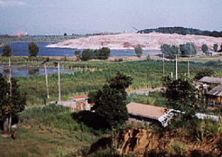Pilha de resíduos industriais abandonados pela Ingá Mercantil em Itaguaí
